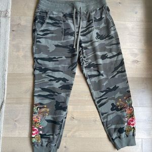 Johnny Was camo sweatpant.